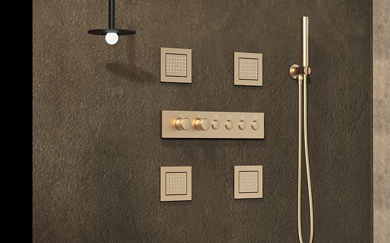 Concealed thermostatic shower system with body jets